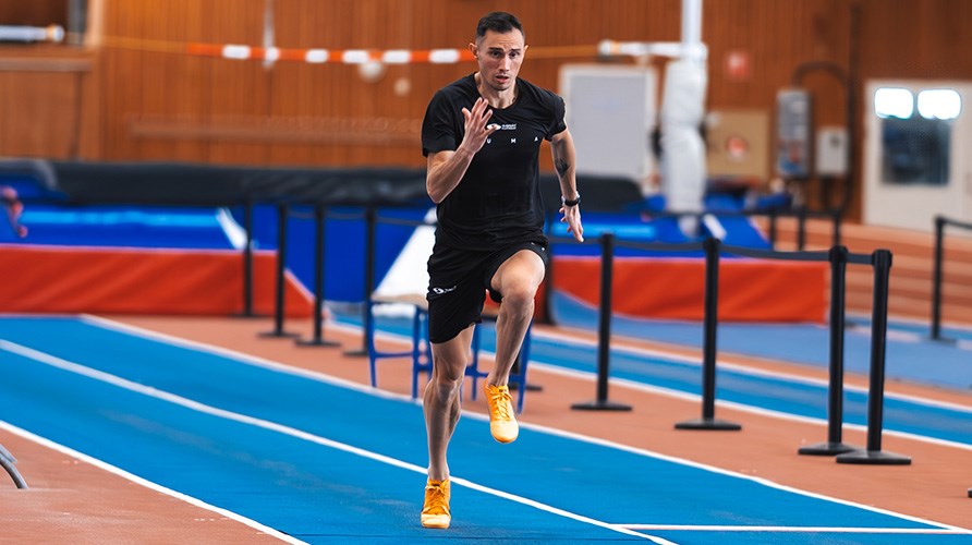 Thobias Montler springer p banan innan ett lngdhopp